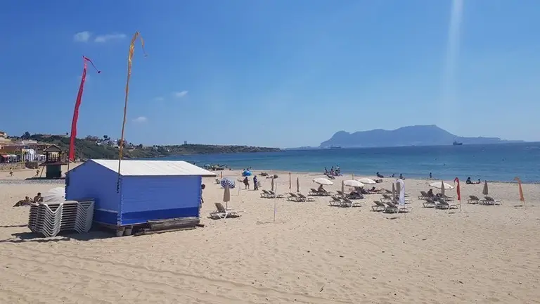 Playa de Getares en el inicio de la temporada