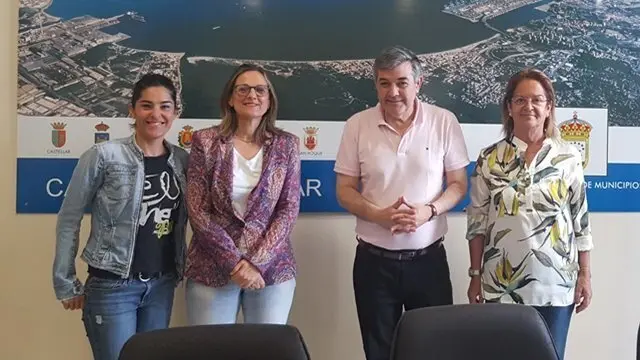 Representantes de Mancomunidad junto a las del club ciclista