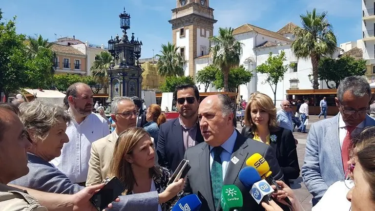 Landaluce e Irene Garc&iacute;a junto a la fuente de la Plaza Alta restaurada