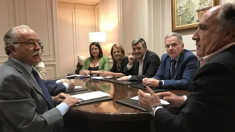 Un instante de la reuni&oacute;n entre Mor&oacute;n y Landaluce