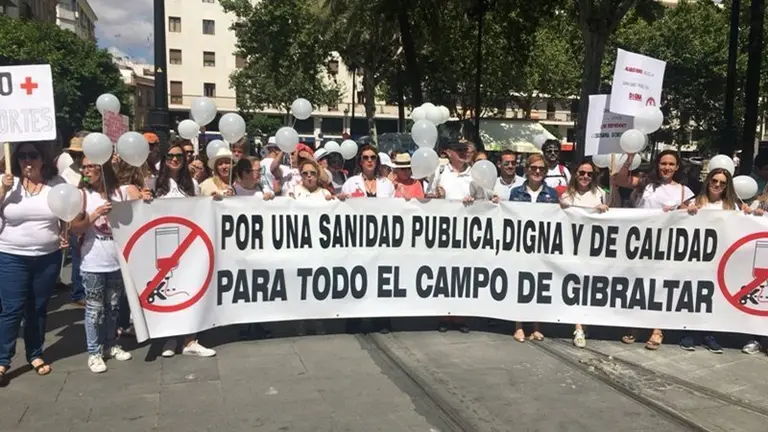 Miembros de la Plataforma comarcal en la concentraci&oacute;n en Sevilla