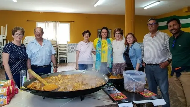 Rodr&iacute;guez Ros, Zarzuela y Ruiz junto a la directiva de la AAVV La Yesera