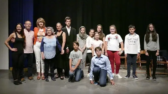 Pintor Pintor junto a los profesores y alumnos de la Escuela Municipal de M&uacute;sica, Danza y Teatro  &ldquo;Jos&eacute; Mar&iacute;a S&aacute;nchez Verd&uacute;&rdquo;