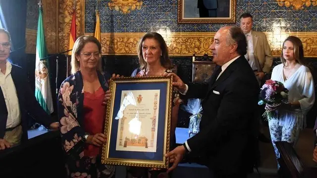 Lali Camacho recibe el galard&oacute;n de manos del alcalde, Jos&eacute; Ignacio Landaluce