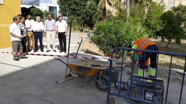 Los ediles municipales supervisan los trabajos de mejora del acerado de Fray Bartolom&eacute;