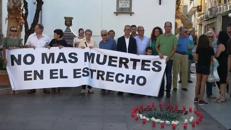 Medio centenar de personas se han concentrado en la Plaza Alta