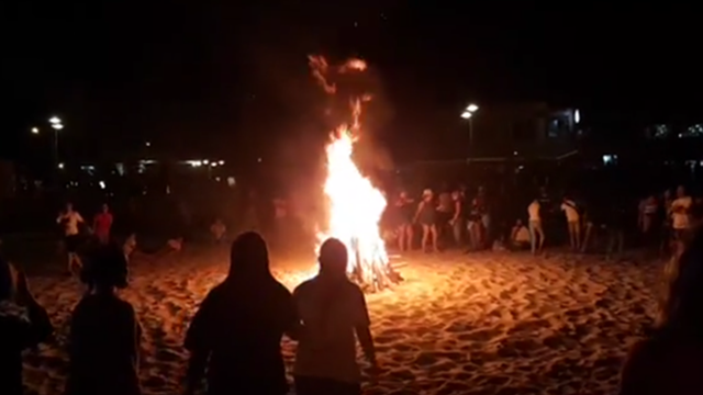 Una de las hogueras en la playa de Getares