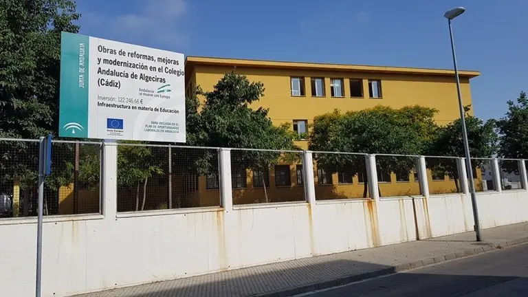 Cartel de las obras aun no iniciadas en el CEIP Andaluc&iacute;a
