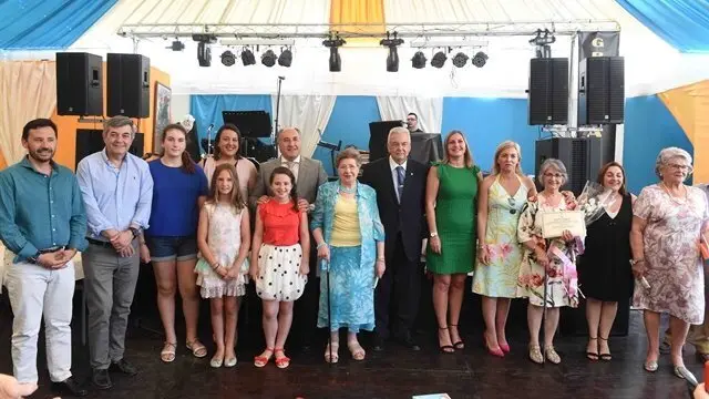 Los autoridades municipales, junto a los premiados