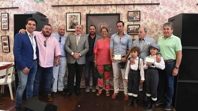 Un instante de la entrega del premio taurina de la caseta La Favorita