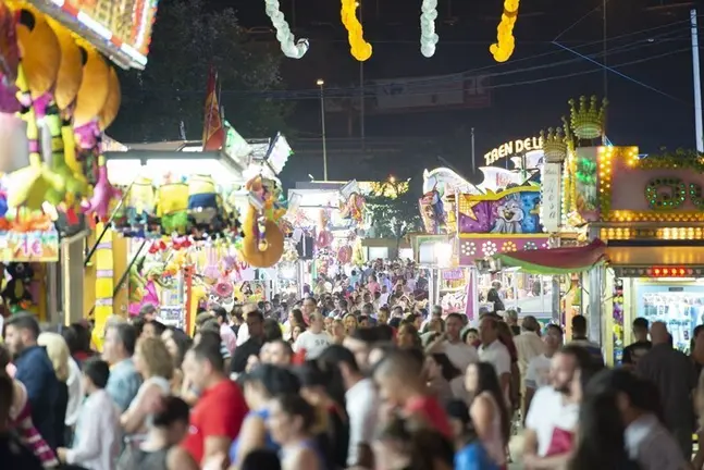 La zona de las t&oacute;mbolas y atracciones infantiles. Foto: Dani Gil