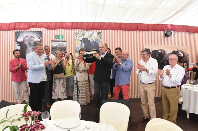 Momento de la entrega del reconocimiento al alcalde