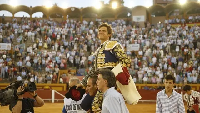 El Juli a hombros en Algeciras. Mike Moreno