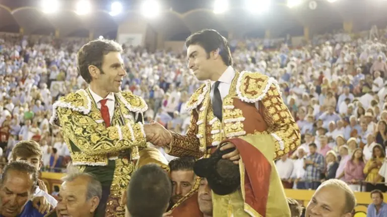 Tom&aacute;s y Perera se saludan a hombros de una Algeciras enloquecida