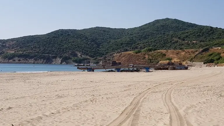 Restos de mejilloneras en la playa de Getares