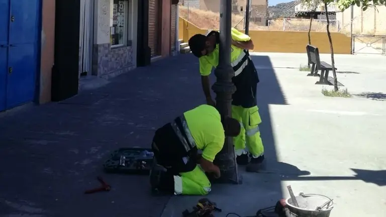 La Delegaci&oacute;n de Alumbrado ha acometido trabajos de mejora en la iluminaci&oacute;n de la plaza de la barriada de Cortijo Vides