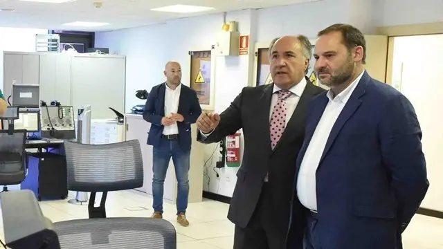 Landaluce y &Aacute;balos conversan durante la visita del ministro al Puerto el pasado julio