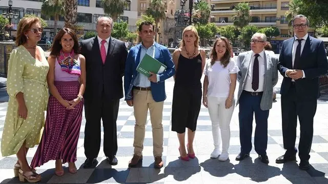 Un instante de la visita al Centro Comercial Abierto de Algeciras