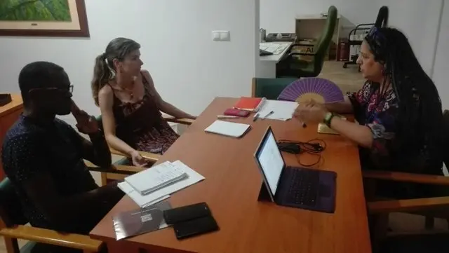 Un instante de la reuni&oacute;n de Leonor Rodr&iacute;guez con colectivos dedicados a la inmigraci&oacute;n