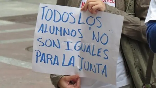 Padres a las puertas de Subdelegaci&oacute;n3, May2013