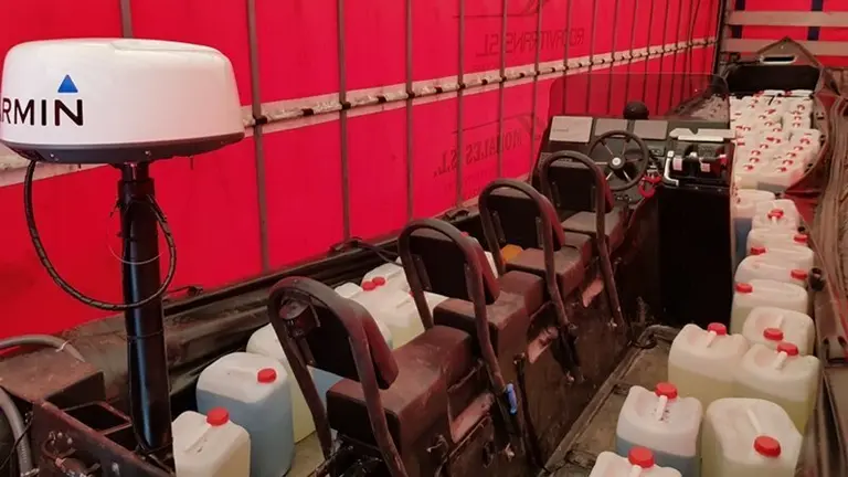 La narcolancha cargada de petacas de gasoil