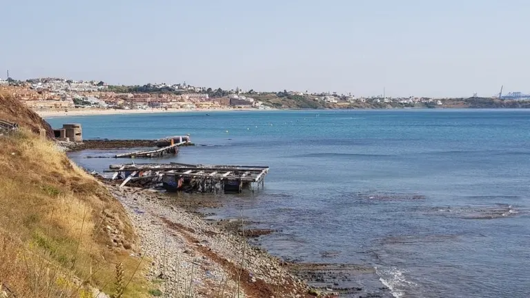 Restos de las bateas de mejillones en Getares