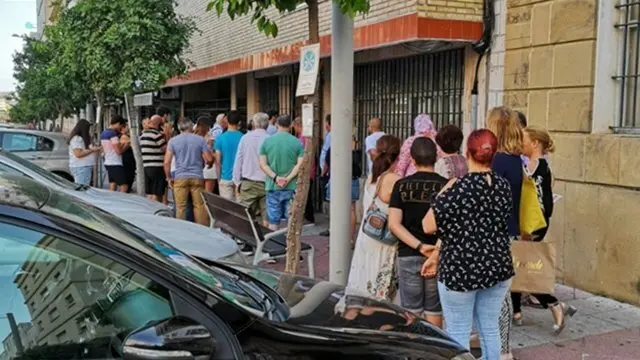 Colas en la Comisar&iacute;a del centro que acoge la oficina para renovar DNI y pasaportes