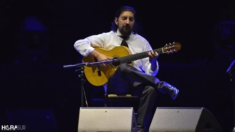 El guitarrista Antonio Rey sobre el escenario