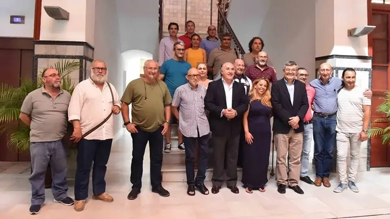 Los representantes de la empresa junto a miembros del gobierno local