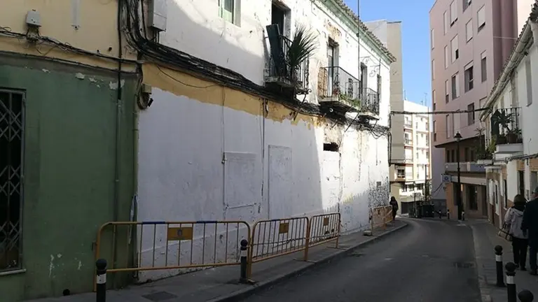 Edificio en ruinas en la calle General Casta&ntilde;os 38