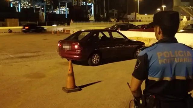Un agente junto al veh&iacute;culo de los detenidos