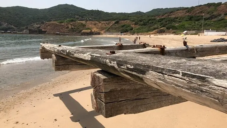 Resto de una de las bateas varadas en la playa de Getares
