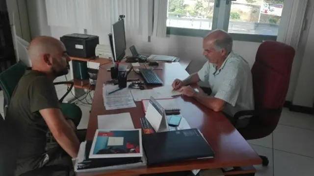 El responsable de Podemos, Pablo Dom&iacute;nguez junto al capit&aacute;n, Julio Berzosa