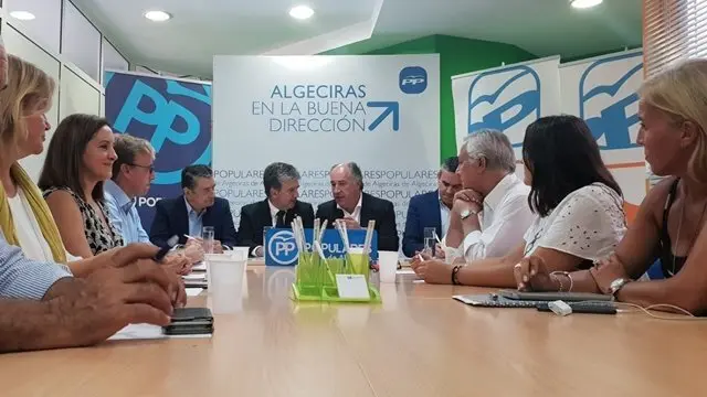 Un momento de la reuni&oacute;n entre Cosid&iacute; y senadores andaluces en la sede del PP en Algeciras