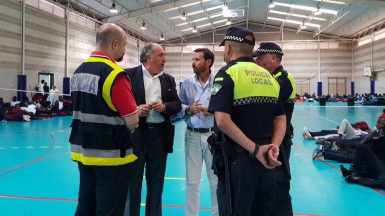 Landaluce, junto a Javier Ros, en una visita al Andr&eacute;s Mateo, pabell&oacute;n destinado a la acogida de inmigrantes