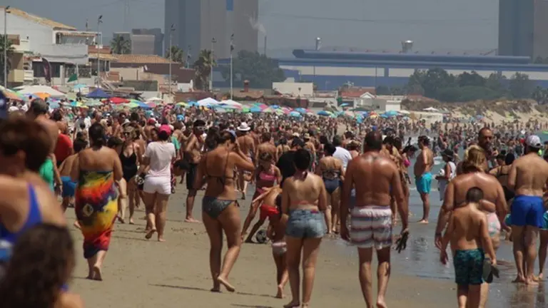 Las im&aacute;genes de la 43 edici&oacute;n de la Romer&iacute;a Mar&iacute;tima Virgen de la Palma, en una playa del Rinconcillo con un ambiente especial (32)