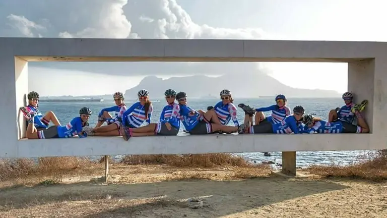 Integrantes de Algechicas MTB en el Parque del Centenario