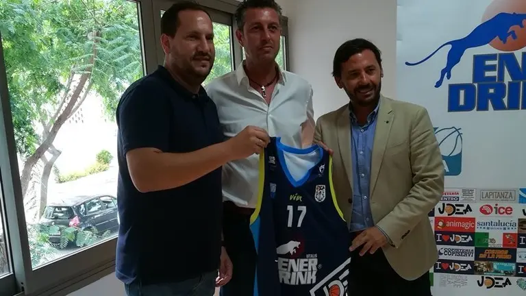 Ordu&ntilde;a, Benitez y Javier Ros, con la nueva camiseta del EnerDrink UDEA