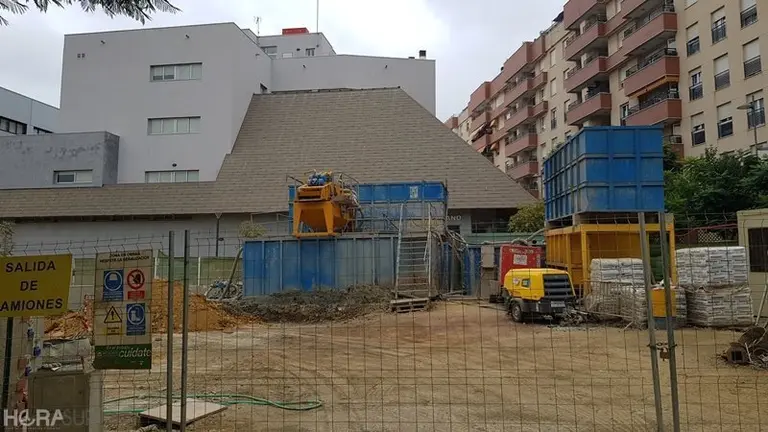 Material de obras delante del Centro Documental