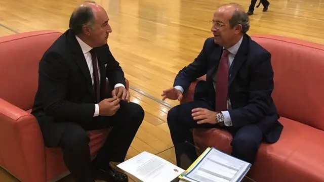 Un momento del encuentro entre Landaluce y Calleja