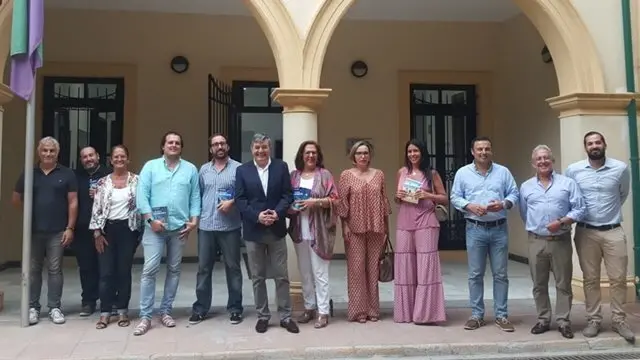 Representantes de Mancomunidad junto a los caseteros premiados