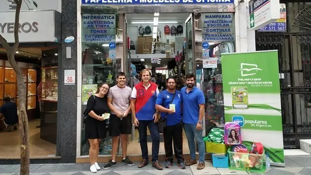 Miembros de Nuevas Generaciones a las puertas de una librer&iacute;a
