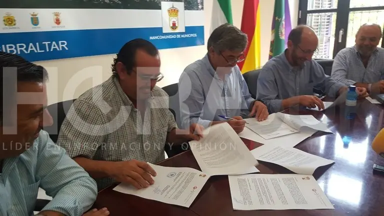 Un instante de la firma del acuerdo entre Mancomunidad y sindicatos