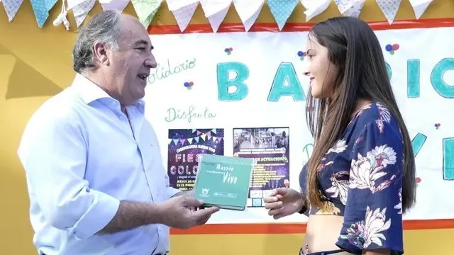 El alcalde entrega un presente a la cantante A&iacute;da Sierra tras actuar en la fiesta