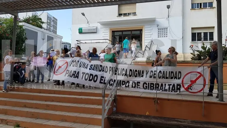 La Plataforma se ha concentrado para exigir mas pediatras en Algeciras