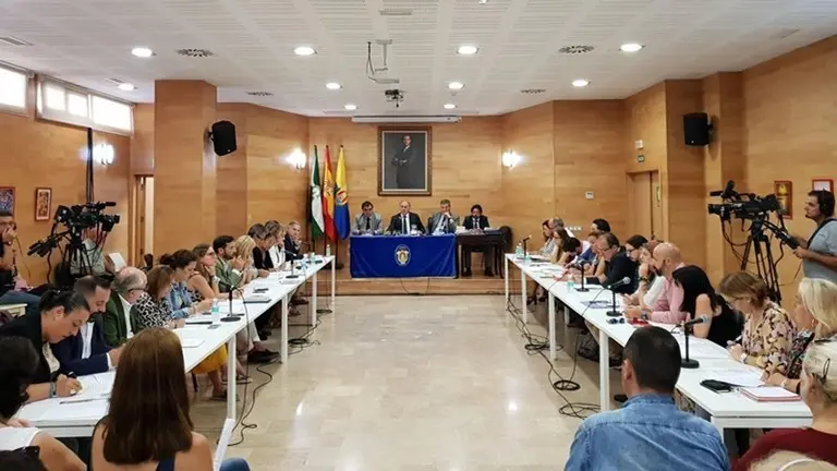 Una imagen del Pleno celebrado en el Centro Documental, por obras en el Sal&oacute;n municipal