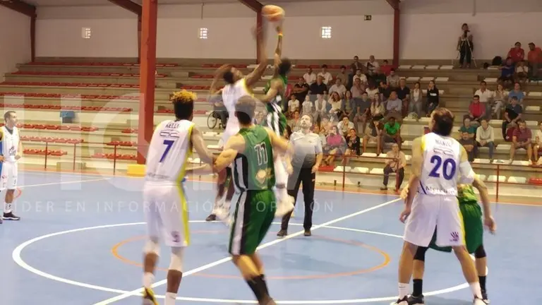 Salto inicial del encuentro entre Casar de C&aacute;ceres y UDEA
