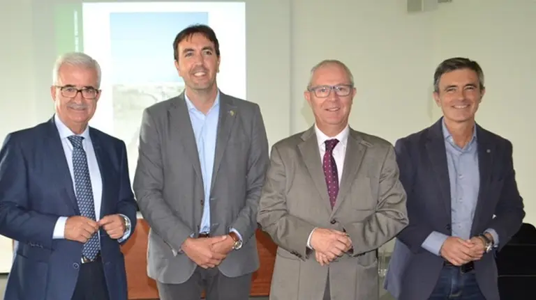 Jim&eacute;nez Barrios junto al alcalde de Tarifa y t&eacute;cnicos del proyecto
