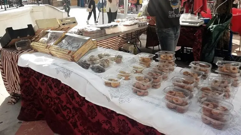 Un puesto del mercadillo de Tosantos de Los Barrios