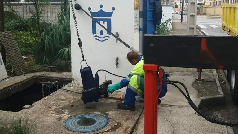 Limpieza de la estacion de bombeo en el Rinconcillo